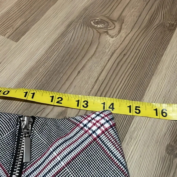 Bar III Zipper Detail Plaid Skirt Black Red Size 4 Lined Classic School girl - Picture 4 of 12